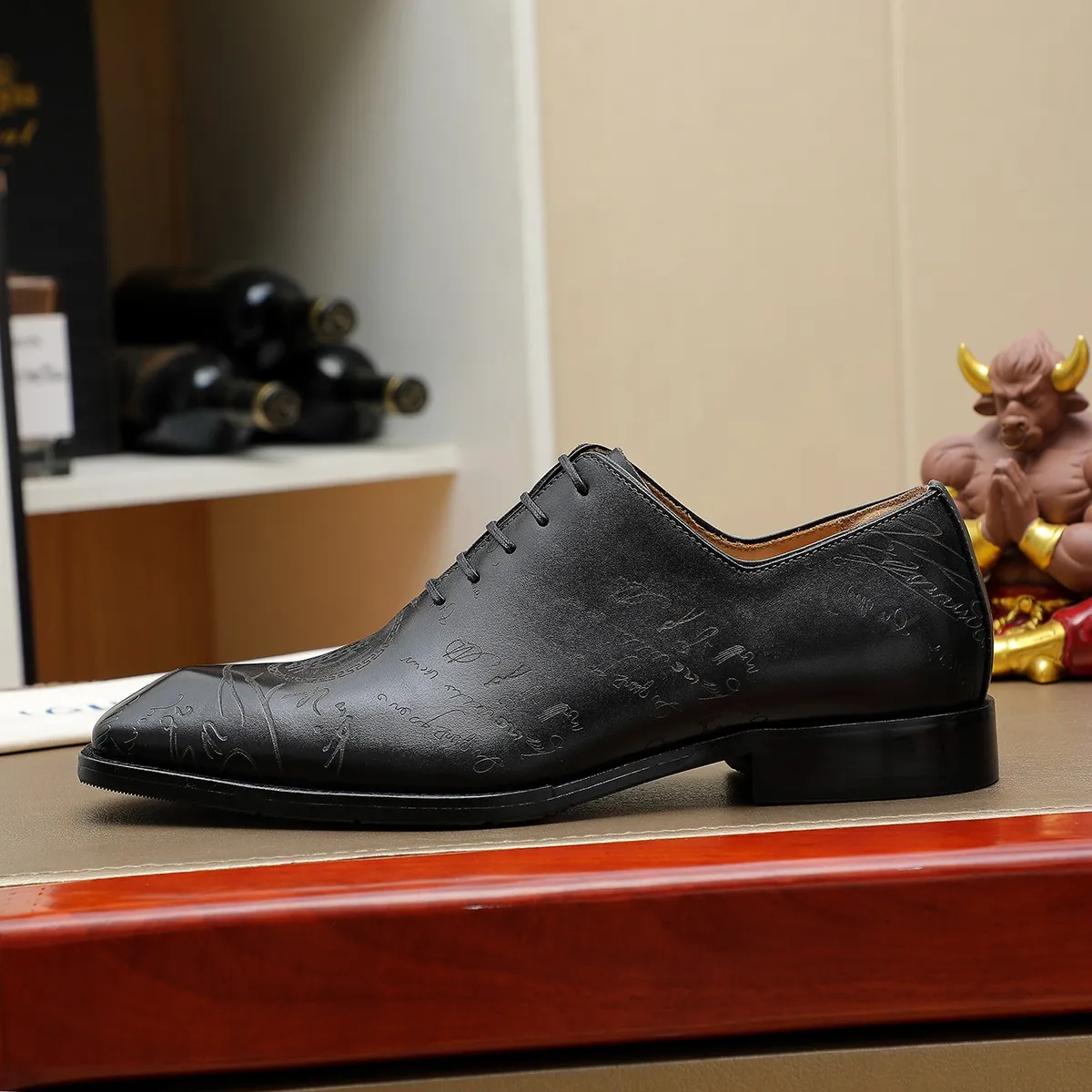 Men's shoes 💰620 💰 Louis Vuitton LV ® Autumn and Winter 🆕 models 🔛Full shoe counter First layer cowhide, 🐂leather lined casual shoes for men, super soft outsole, essential for driving. Counter synchronized original first layer cowhide completely 1:1 mold customization 🌹Top version, 2 colors available! Number: 38-45 (37.46. Customized)